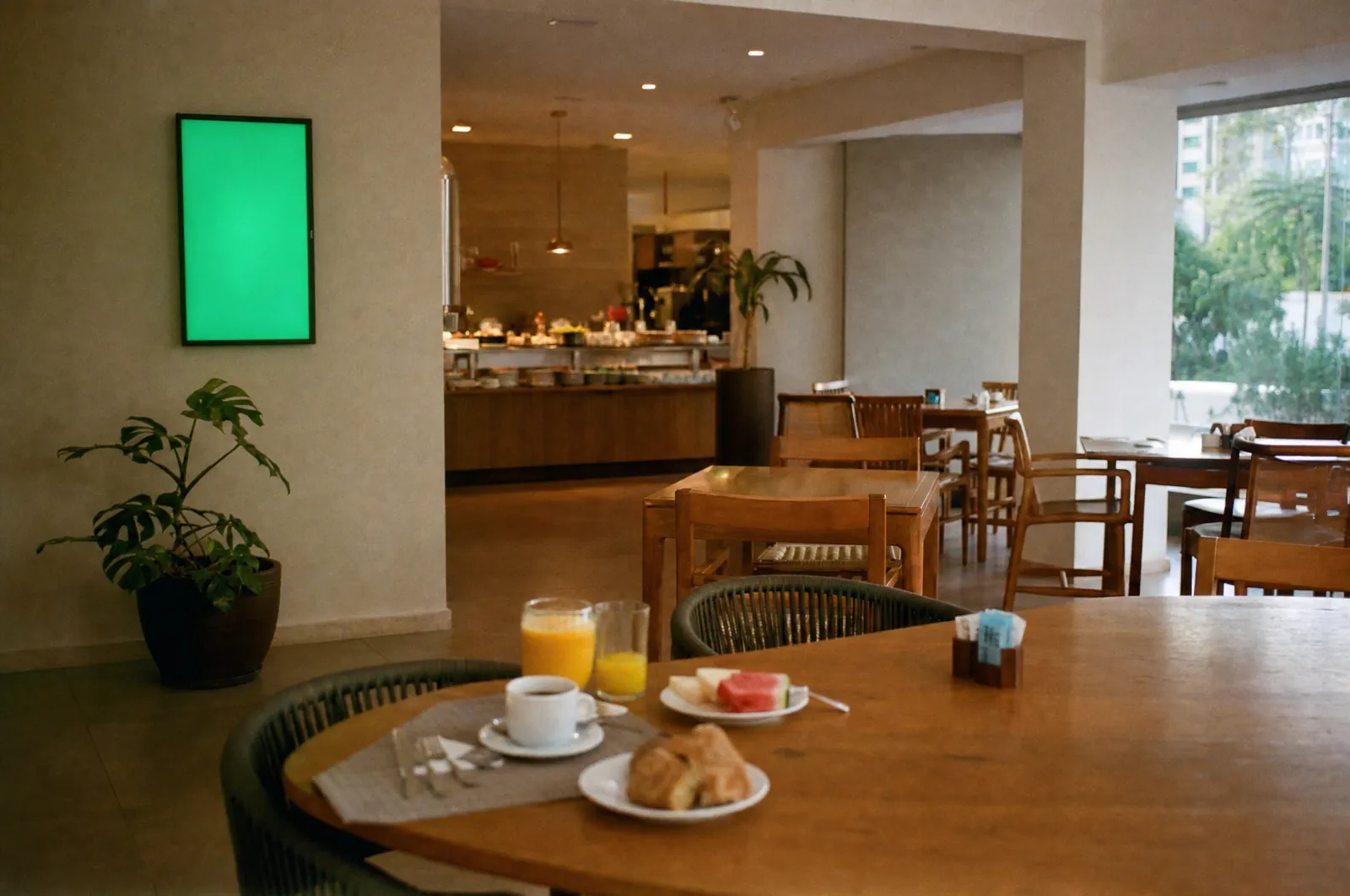 Área social de hotel com tela vertical acesa em cor sólida