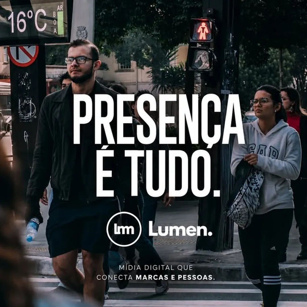 Post Lumen: Presença é tudo, com pedestres atravessando a rua