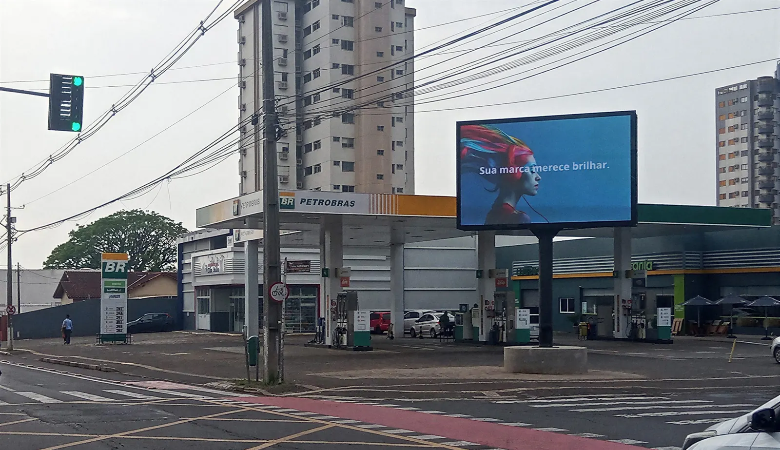 Painel horizontal Urucui Centro exibindo a mensagem Sua marca merece brilhar