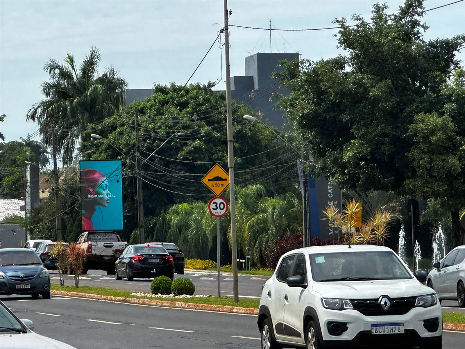 Painel Viale Cataratas instalado na Av. das Cataratas